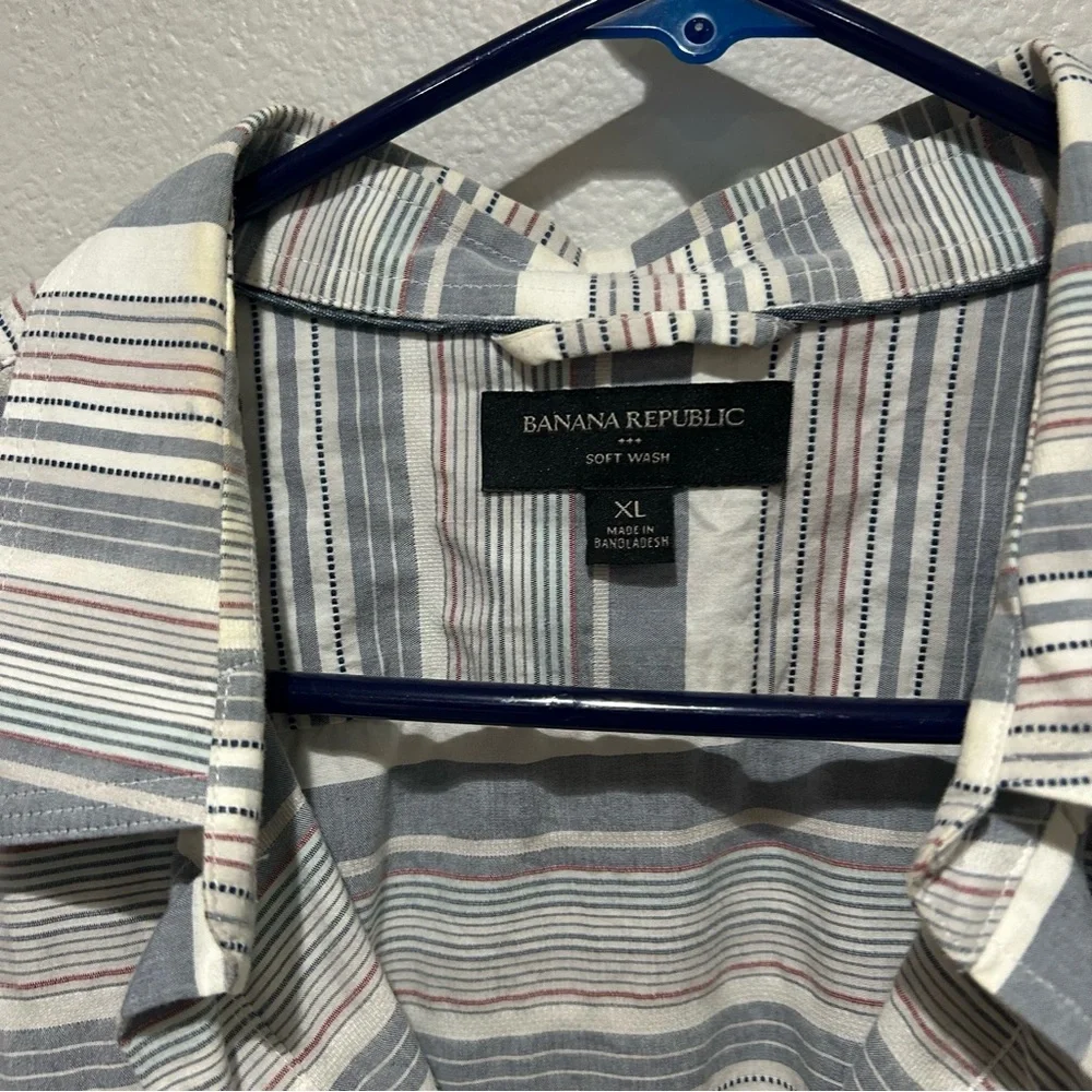 Banana Republic thin stripe soft wash button down men’s shirt